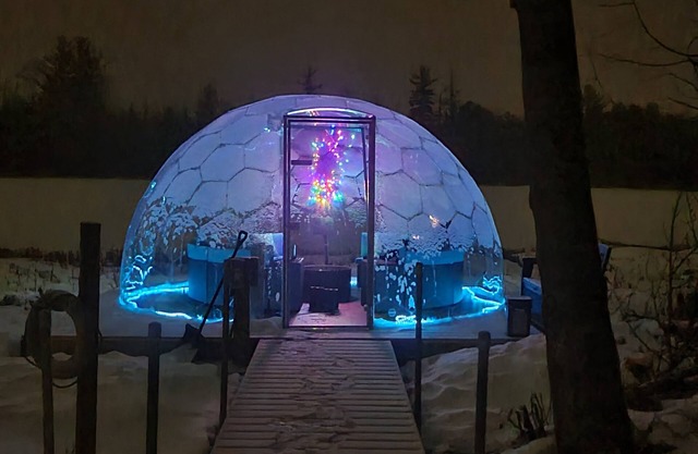 Amazing Dome! Panoramic Barrel Sauna! Hot Tub! Sleeps 6 Pet Friendly, Fire Place