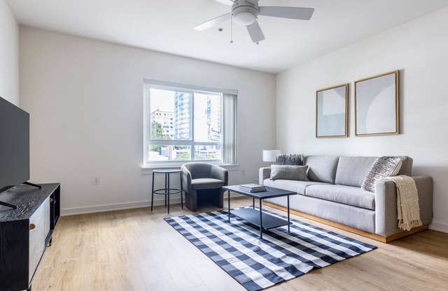 Amazing Downtown Bellevue 2BR w/W/D, Rooftop, walk to all, by Blueground