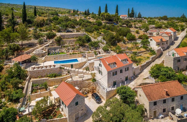 Amazing home in Lozisca with WiFi