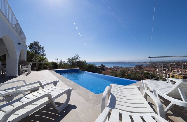 Amazing house with views to the sea and the town near the center in Roses Inmosantos Casa Tordera