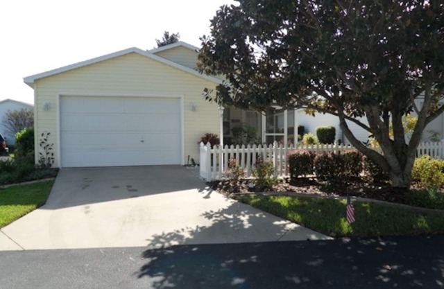 AMAZING LOCATION! Beautiful 2/2 Patio Villa w/GOLF CART & WiFi Close to Town