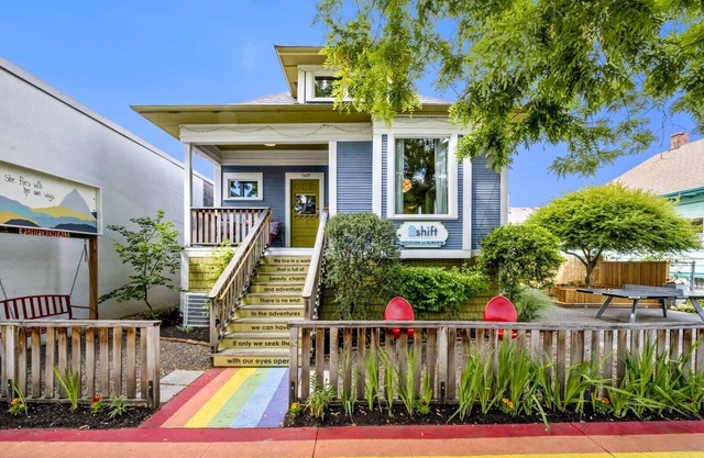 Amazing location, modern decor, family-friendly in Alberta Arts. Pets welcome!