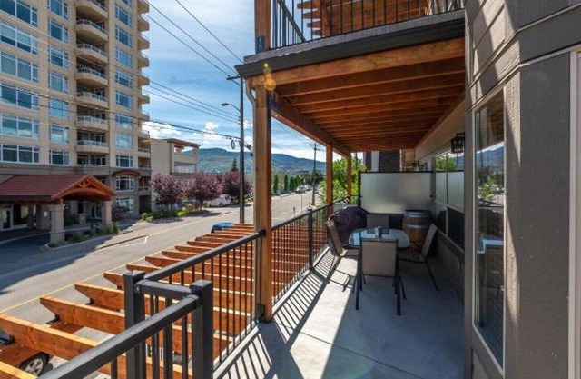 Amazing location! Steps to Okanagan Beach. Lakeview condo