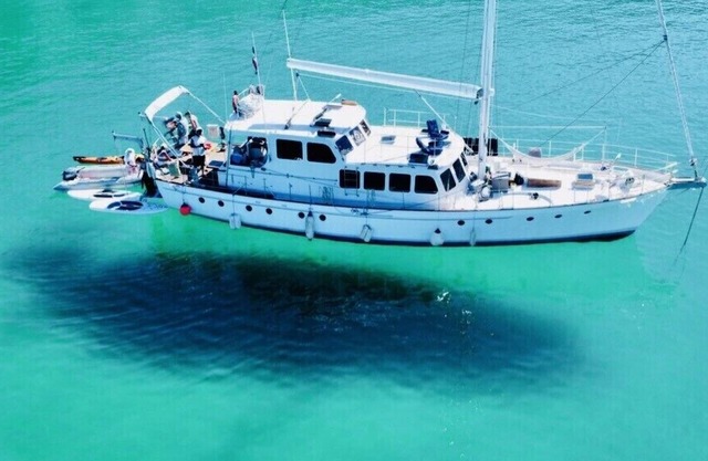 Amazing multi-day excursions to Isla Espiritu Santo aboard 70 ft sailing-cruiser