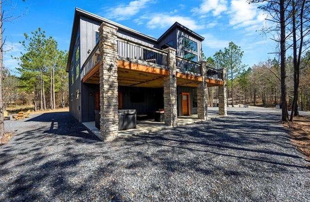 Amazing Outdoor Area: Pool Table, Hot Tub, Close to Attractions!