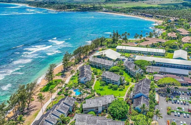 Amazing resort in Kapaa on the beach w/WiFi and AC, perfect for your getaway