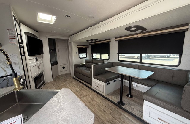 Amazing RV with AC in charming Round Top