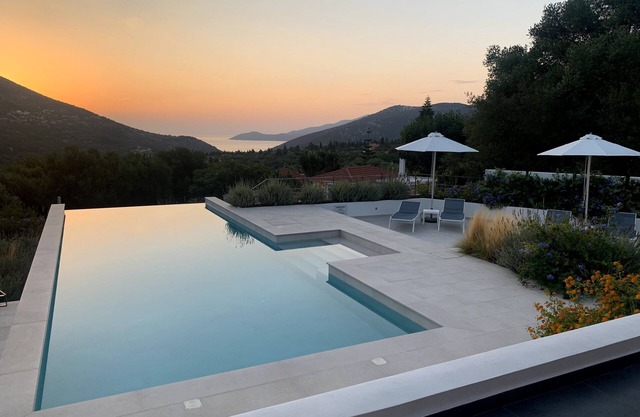 Amazing sea views,Privacy, Luxurious Infinity Pool, High-Speed Internet, BBQ,A/C