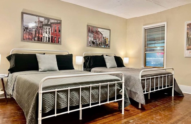 *Amazing* Sleeps 19 w/14 beds @ Downtown Location