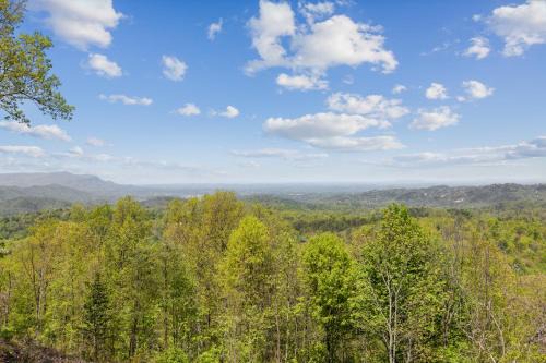 Amazing View Lodge, Your Ultimate 5-Bedroom Cabin Retreat in Sky Harbor Resort