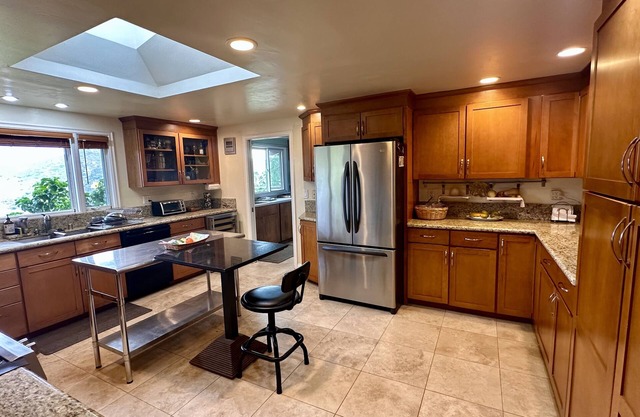 Amazing views. 8 min to I-15. Large rooms & outdoor patios. Monthly discount!