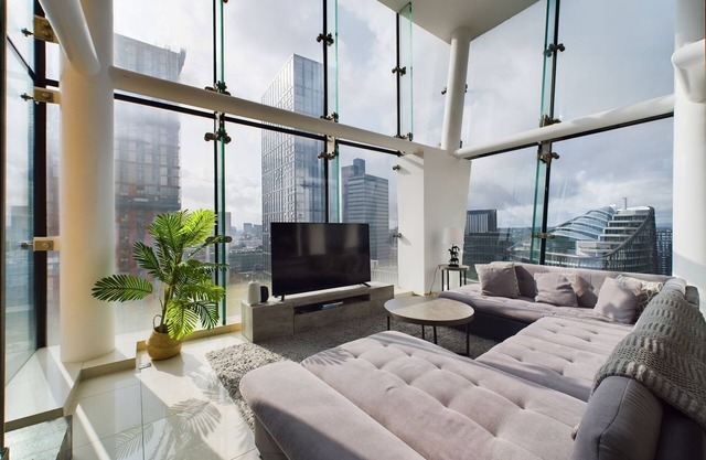 Amazing Views Across Manchester 3BR Duplex w/Parking