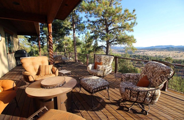 Amazing Views, Hot Tub, Wildlife, Close to Town, Entertaining Home