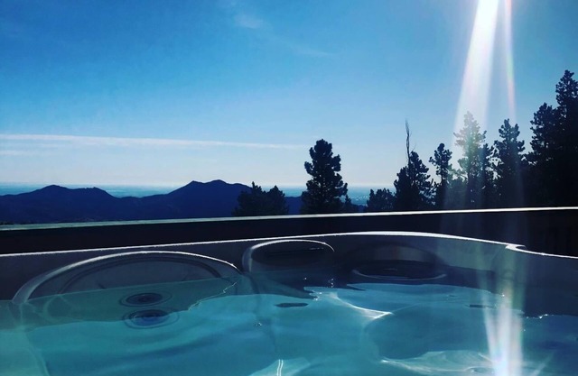 Amazing Views/Hot Tub/Skiing/Chefs Kitchen/Pool Table and Bar/Family Friendly