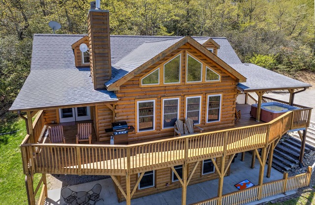 AMAZING VIEWS/PRIVATE YET CLOSE TO TOWN/FIREPLACE/HOT TUB/PET FRIENDLY