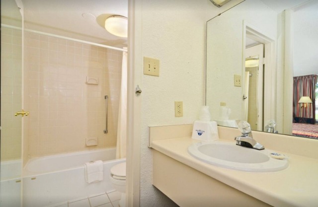 Americas Best Value Inn Wilson - UNIT 17 ONE BED FIRST FLOOR