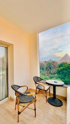 Amon Pyramids View Inn