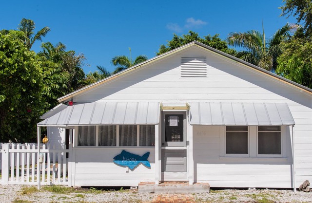 Amora is a charming 2 bedroom, 1 bath home built in 1938 in the heart of historic Cortez Village.