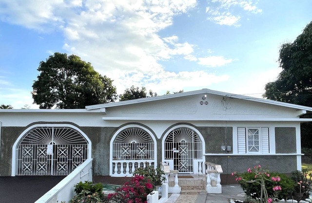 An authentic stay in Ocho Rios! 10 mins from beach, attractions, and adventures.