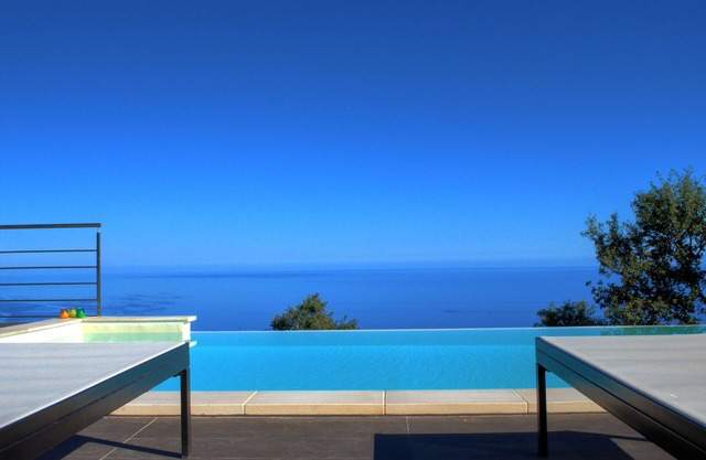 an exclusive terrace suspended between the sea and the forest