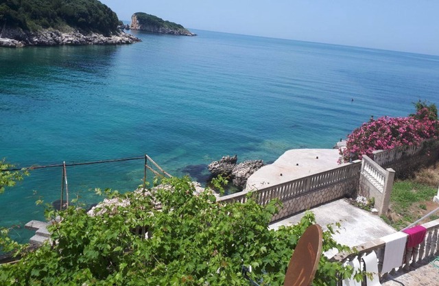 An ideal place to rest and fishing on the foam from the sea.