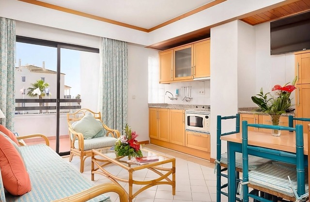An Undeniable Jewel in Albufeira! Full Kitchen, Outdoor Pool, Near Oura Beach!