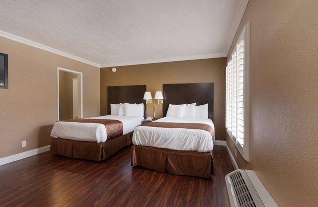 Anaheim Explorer’s Choice | 2 Family Ready Rooms w/Kitchenette