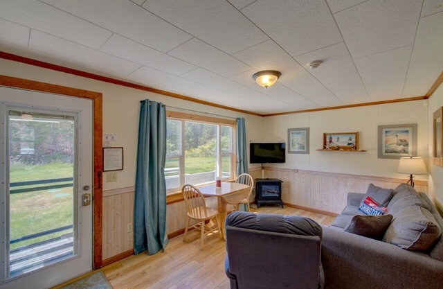 Anchorage Cottages Unit 3 Dog friendly and close to the beach