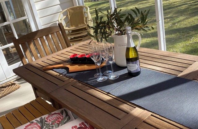 Andrea's White House Mini Residence * sleeps 6 * relax & unwind in comfort