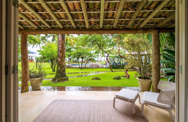Ang003 - Luxurious beachfront property in Ilha Grande