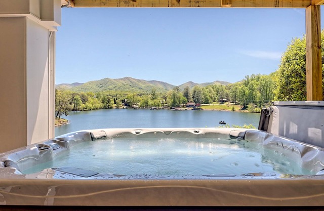 Angels Envy- - by Chatuge Home Concierge 6 bd 3.5 bath sleeps 14 lakefront, hot tub, game room