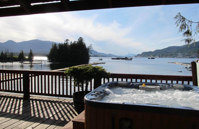 Angler's Dream. Waterfront Island Home. Private dock. Rental boat.