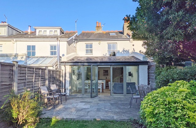 Anglers Cottage , Emsworth - a cottage that sleeps 6 guests in 3 bedrooms