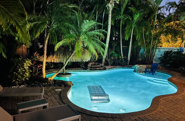 Anna Maria Island! All New Remodeled Private Heated Pool + Walk to the Beach! 🌞