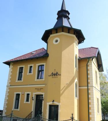 Anna Villa