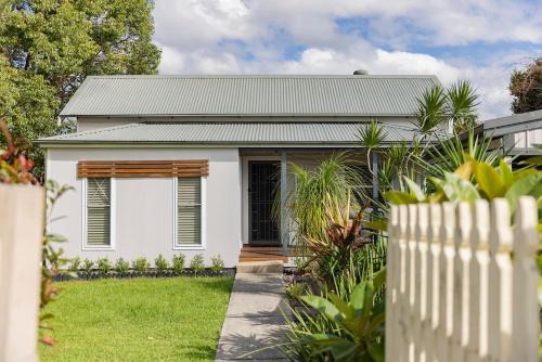 Annie's Cottage - Relaxed Stay in Lake Macquarie