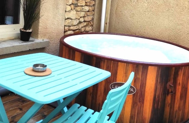 Antique SPA" apartment: Jacuzzi under patio