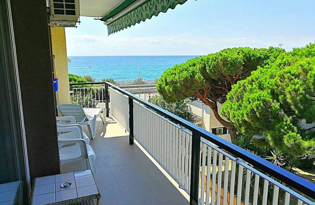 Apartment Llavaneras II view at the sea and pool