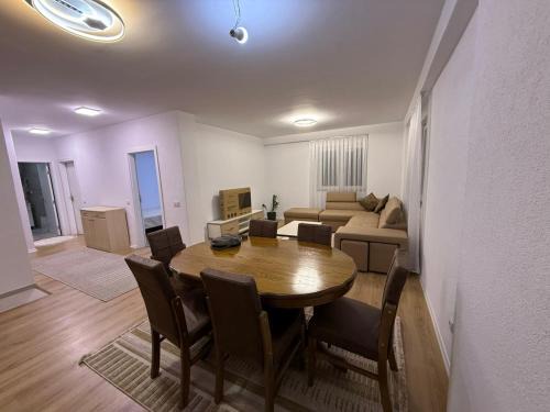 Apartament me qera Gjilan,te sheshi