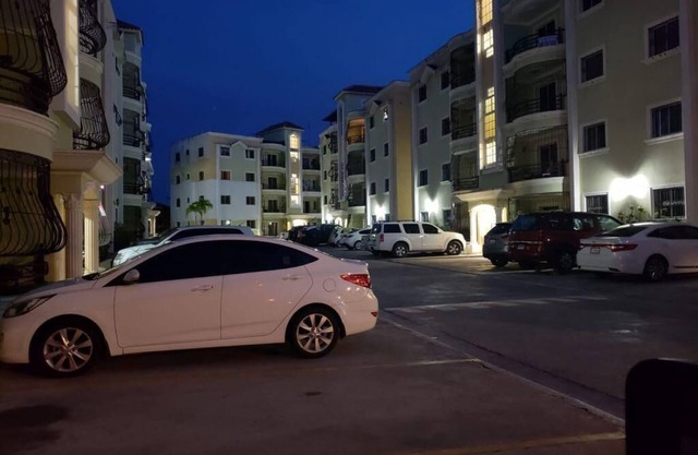 Apartamento completo mueblados, con tres harbitason y parqueo