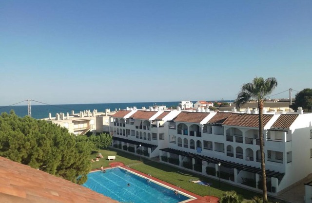 Apartamento con terraza privada y piscinas