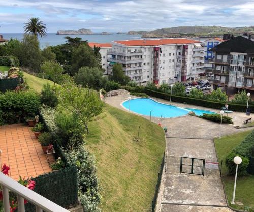 Apartamento con vistas al mar y piscina