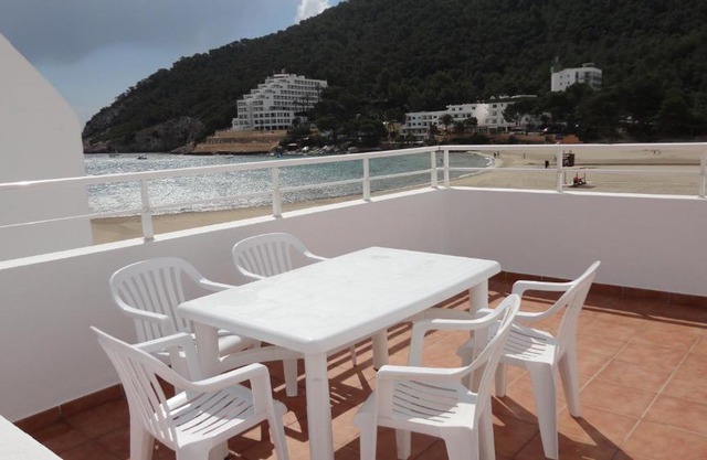 Apartamentos Cala Llonga