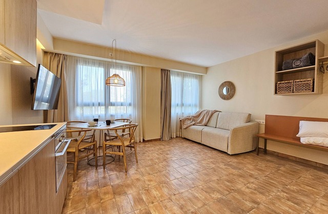 APARTAMENTOS LAS CIENCIAS STUDIO Q. Wi-Fi + Parking + Aire Acondicionado
