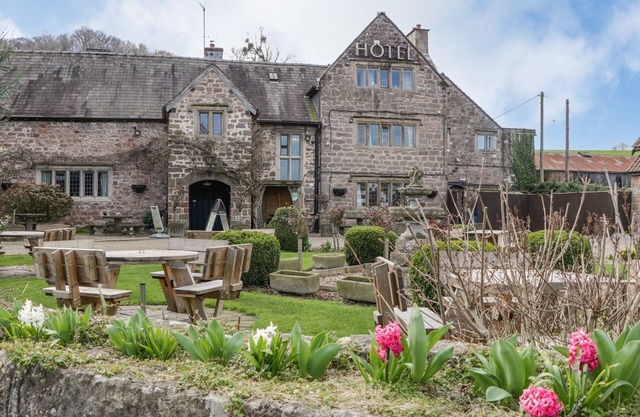 APARTMENT 2 - PENGETHLEY MANOR, pet friendly, with pool in Peterstow