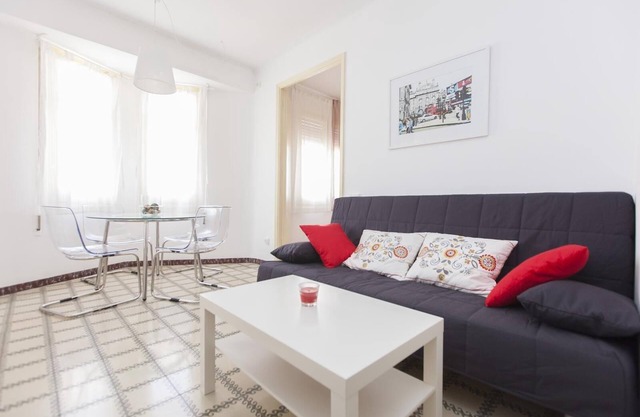 Apartment '3 Bedroom Next To Plaza' with Wi-Fi and Air Conditioning