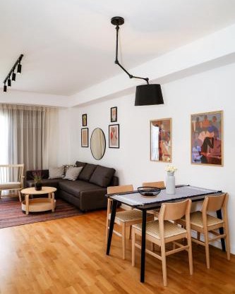 Apartment 82
