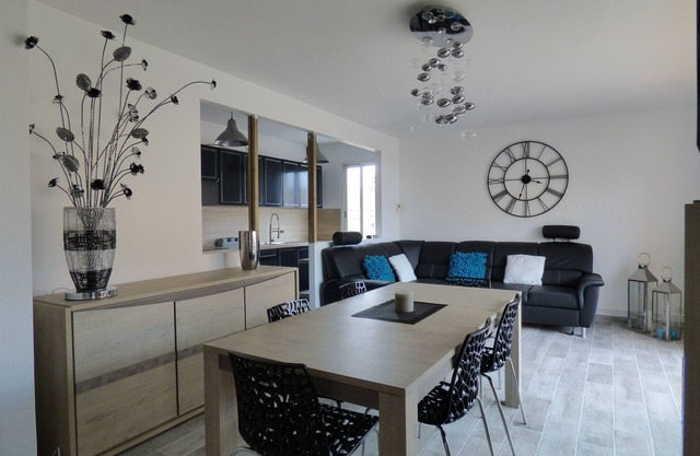 Apartment 85m², air-conditioned, sea view, fully renovated, pets allowed, sea 50 m