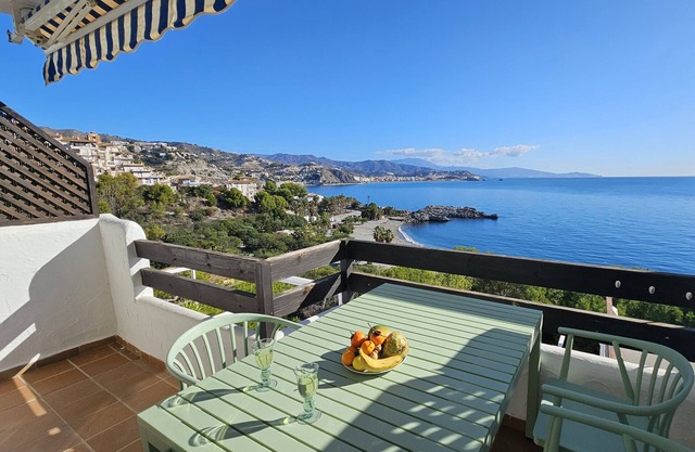 Apartment 'Apartamento Marina Playa M&M La Herradura' with Sea View, Wi-Fi and Air Conditioning