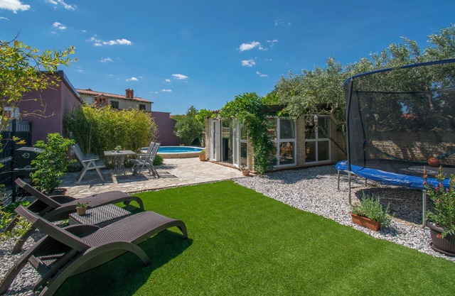 Apartment Arwen, apartment with pool